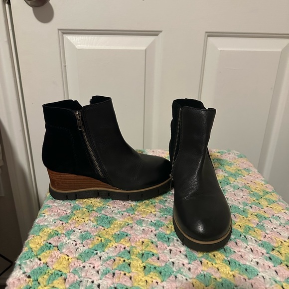 DIBA True Wedge Boots. Size 8 - Picture 4 of 5